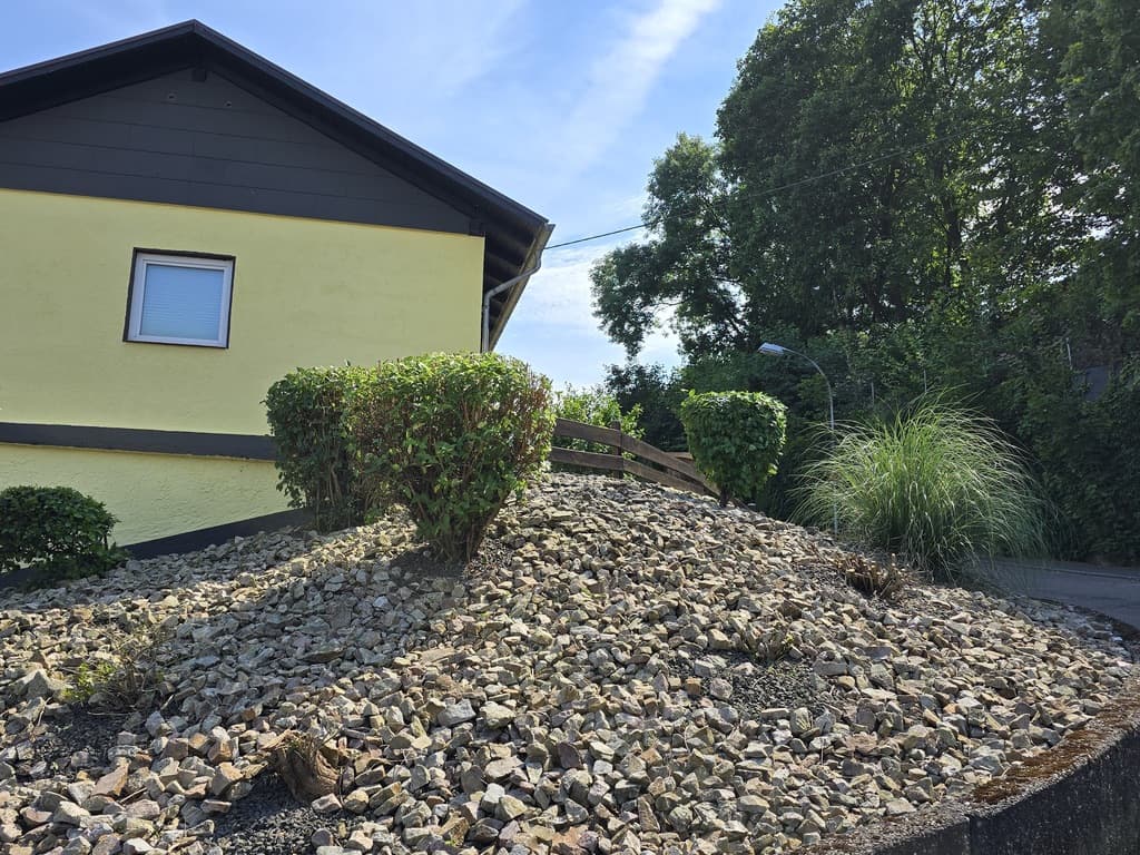 Galabau Eifler Team bei der Gartenarbeit in Saarbrücken